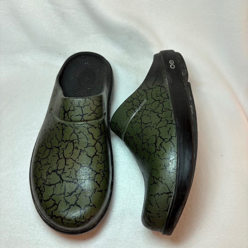 OOFOS OOCloog Recovery Clogs Olive Green Crackle Print Mens 8 Womens 10 EU 41